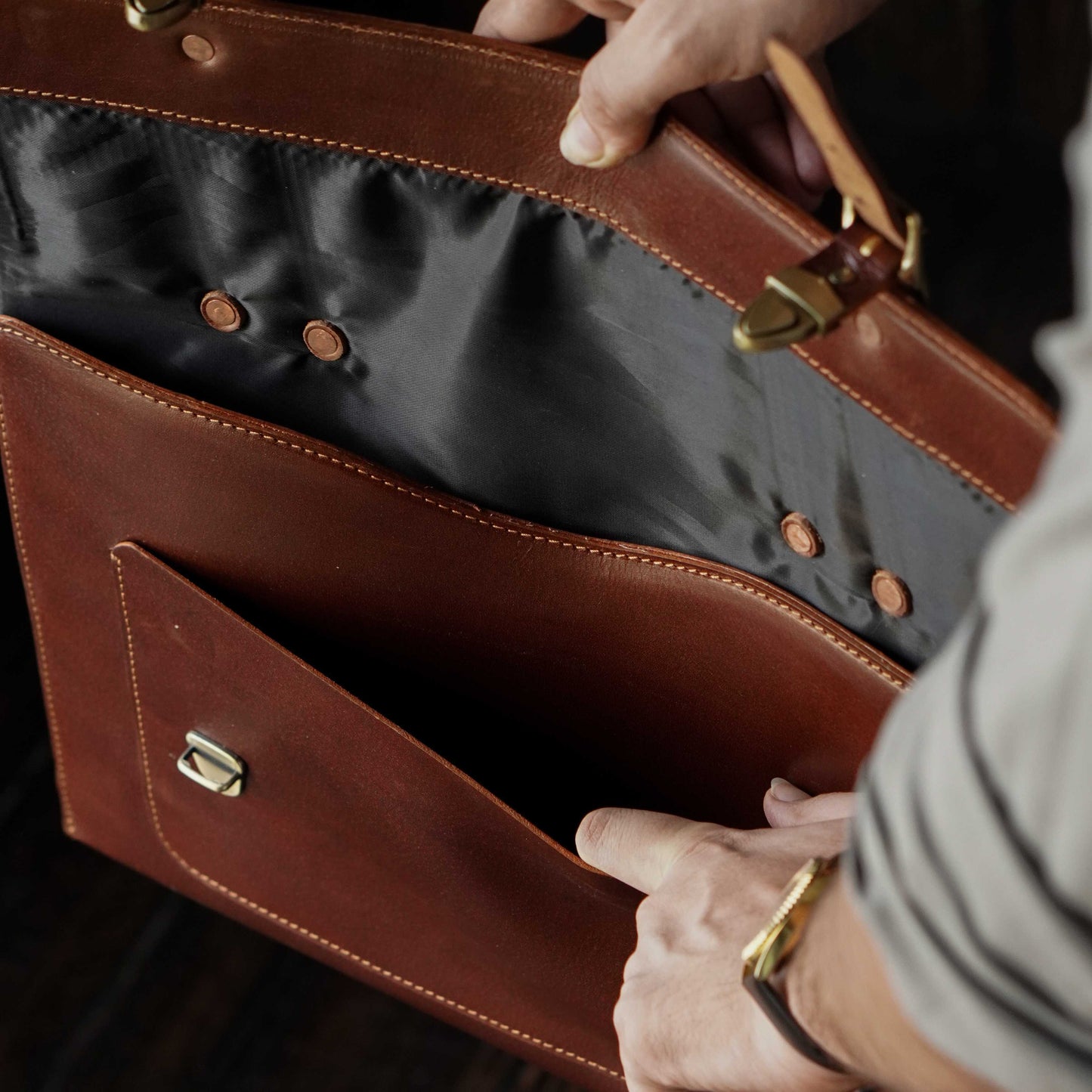 Satchel Sleeve (Saddle Tan)