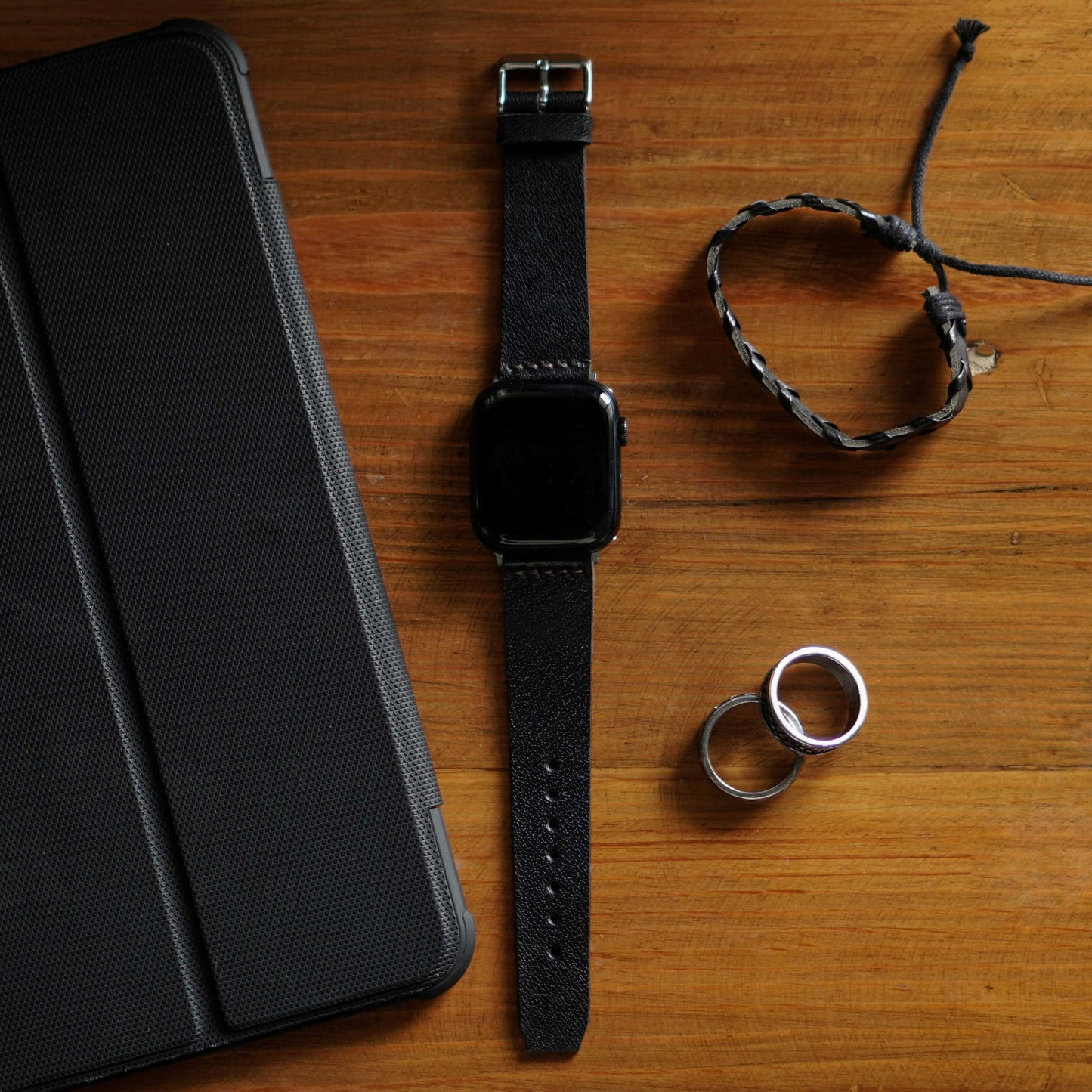 Bracelet en cuir Apple Watch minimal (noir corbeau)