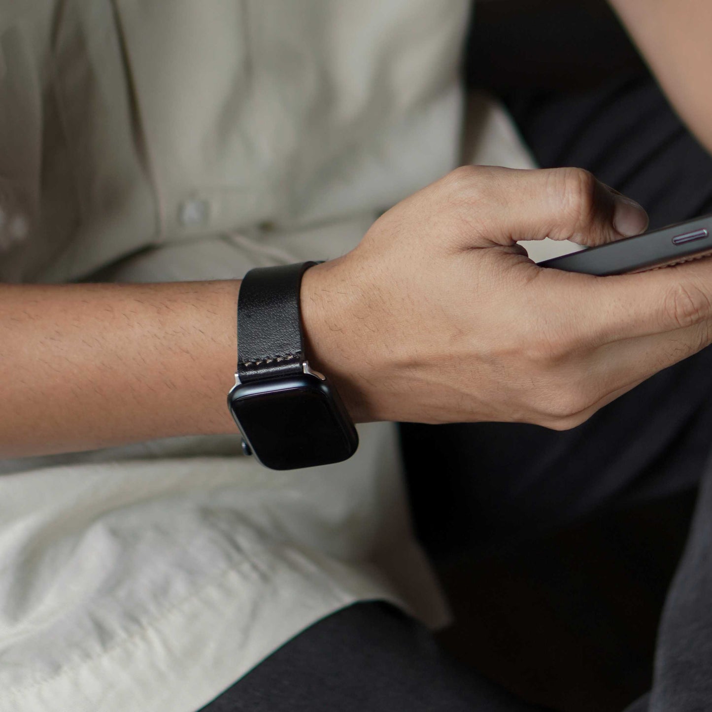 Bracelet en cuir Apple Watch minimal (noir corbeau)