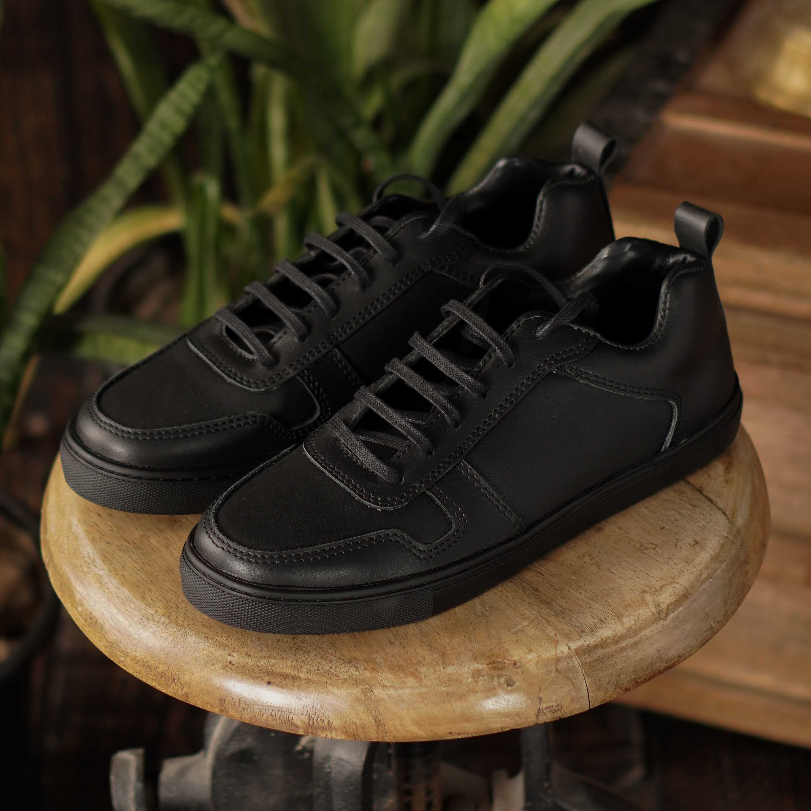 Aggregate 135+ leather sneakers shoes
